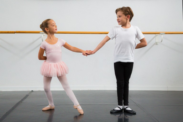 Piccoli ballerini che si tengono per mano