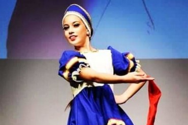Ballerine che ballano la tarantella sul palco