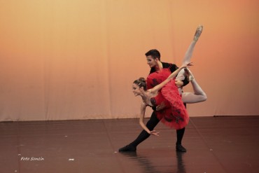 Allievi delle scuola di danza che si esibiscono nel passo a due