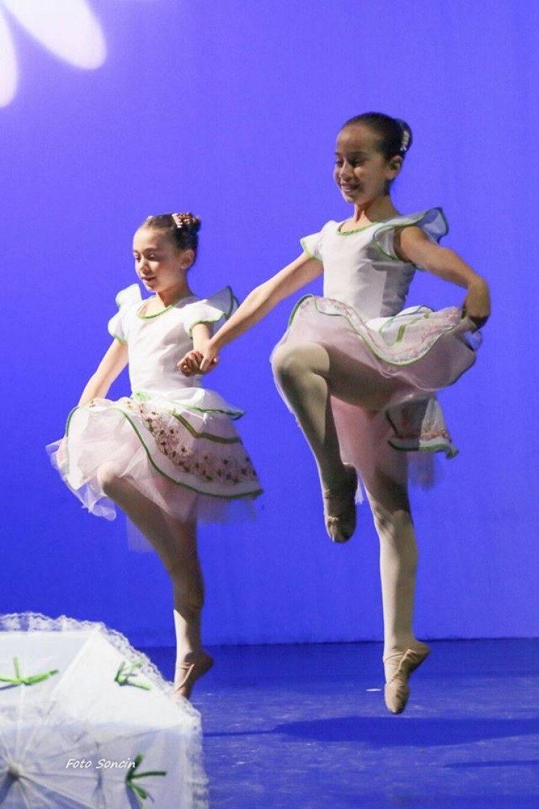 Alessandro e Martina che ballano sul palco