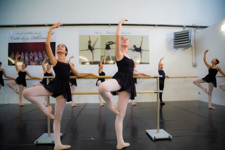 Allieva della scuola di danza durante una lezione di danza classica 