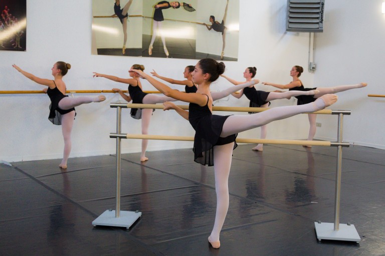 Allieva della scuola di danza durante una lezione di danza classica