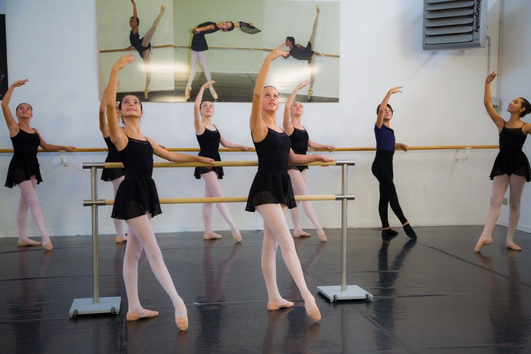 Allieve della scuola di danza alla sbarra