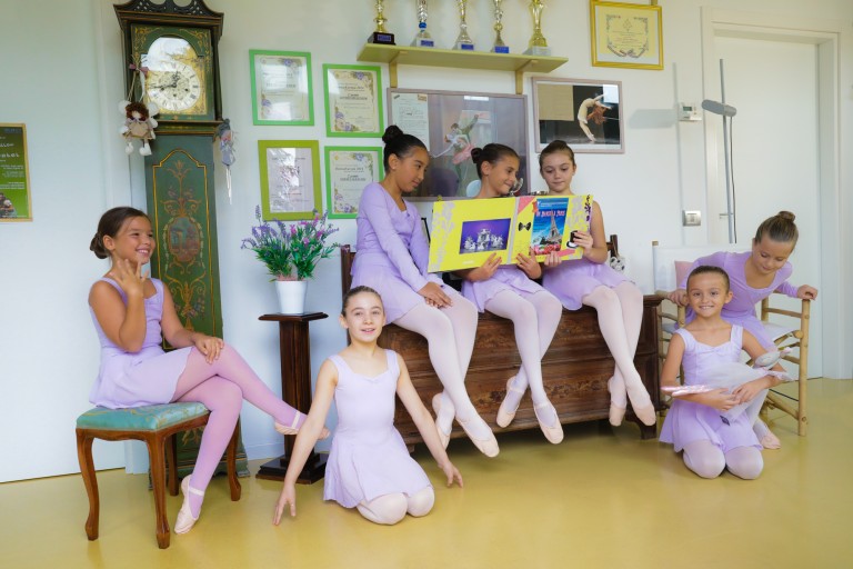 Allieve della scuola di danza con i trofei sullo sfondo