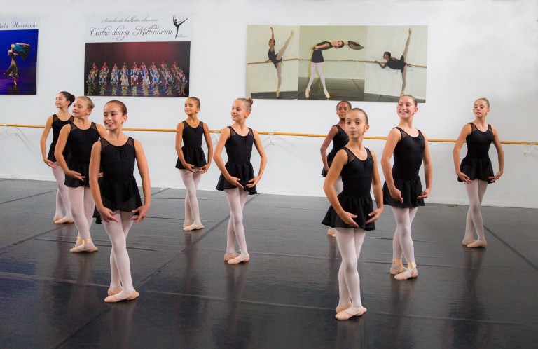 Allieve della scuola di danza in quinta posizione