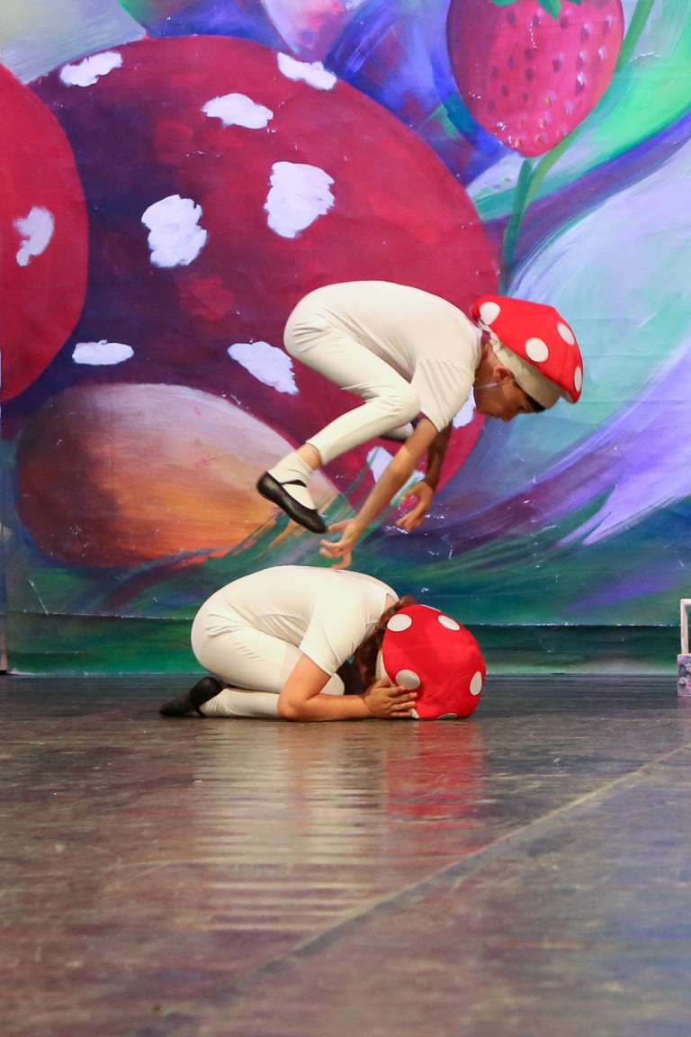 Piccoli ballerini che si esibiscono sul palco