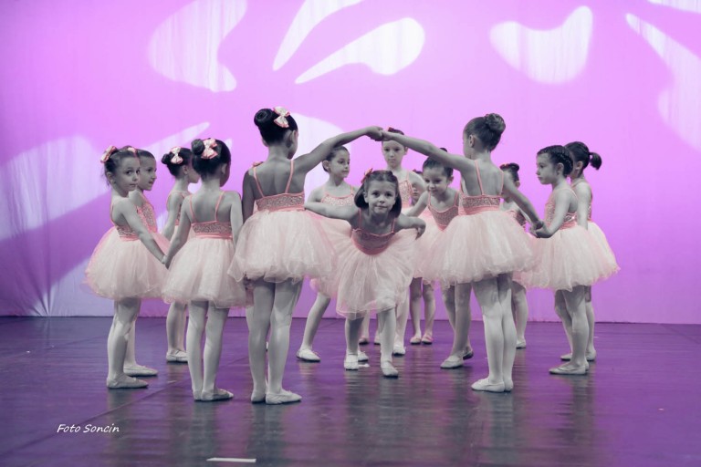Spettacolo di danza propedeutica con bambini sul palco