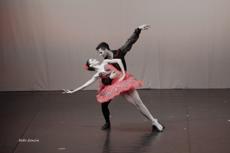 Ballerini che si esibiscono in 'Don Quixotte Pas De Deux'