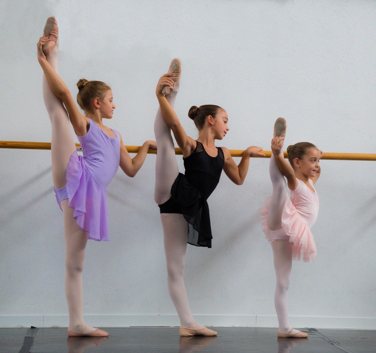 Allieve della scuola di danza in estensione alla sbarra