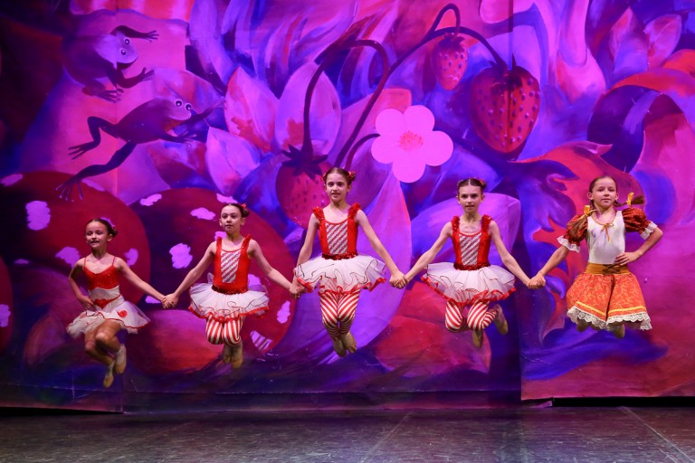 Ballerini che si esibiscono in 'Hansel e Gretel'