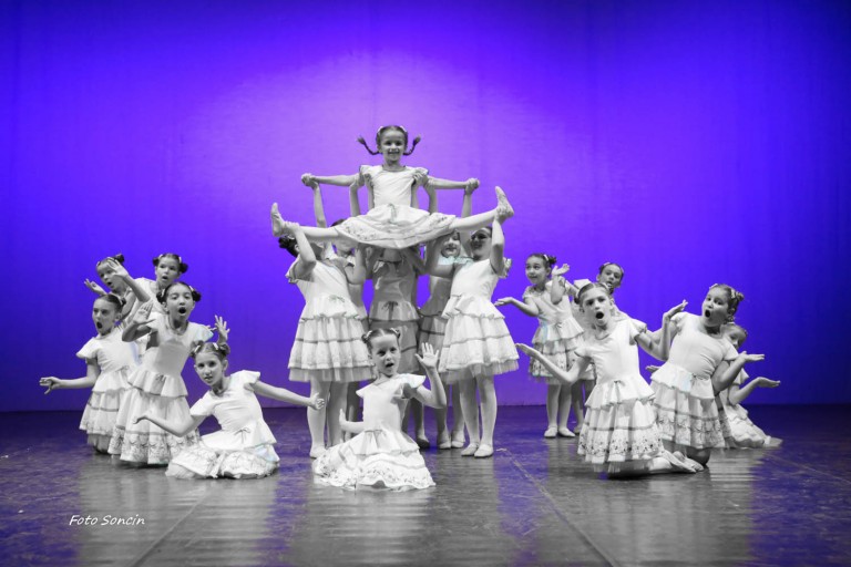 Piccoli ballerini sul palco