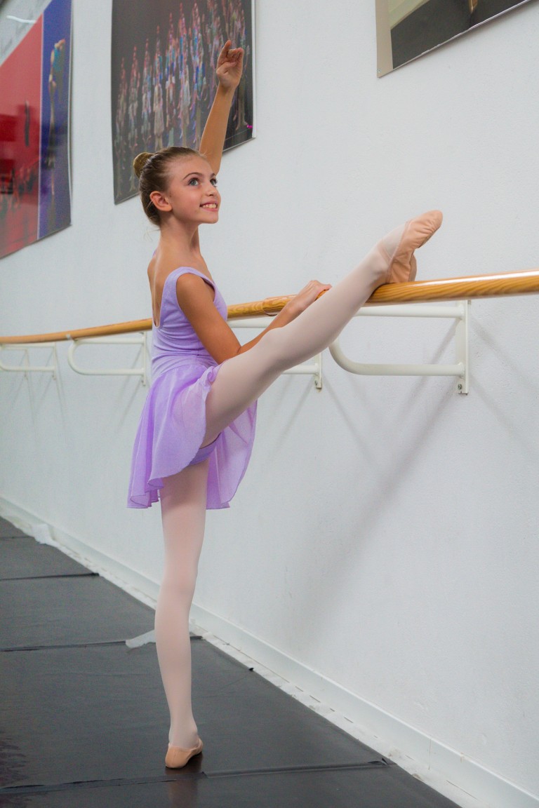 Ballerina di danza classica alla sbarra