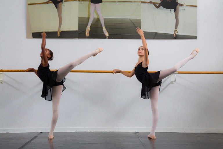 Allieve alla sbarra durante una lezione di danza classica