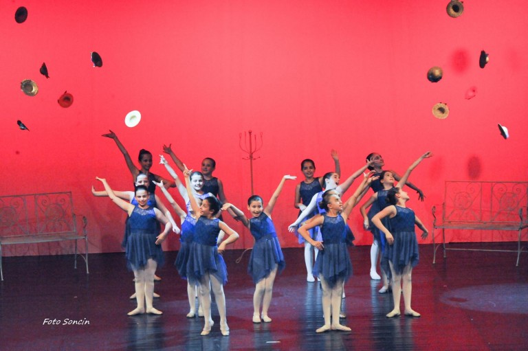 Allievi della scuola di danza sul palco durante un musical 