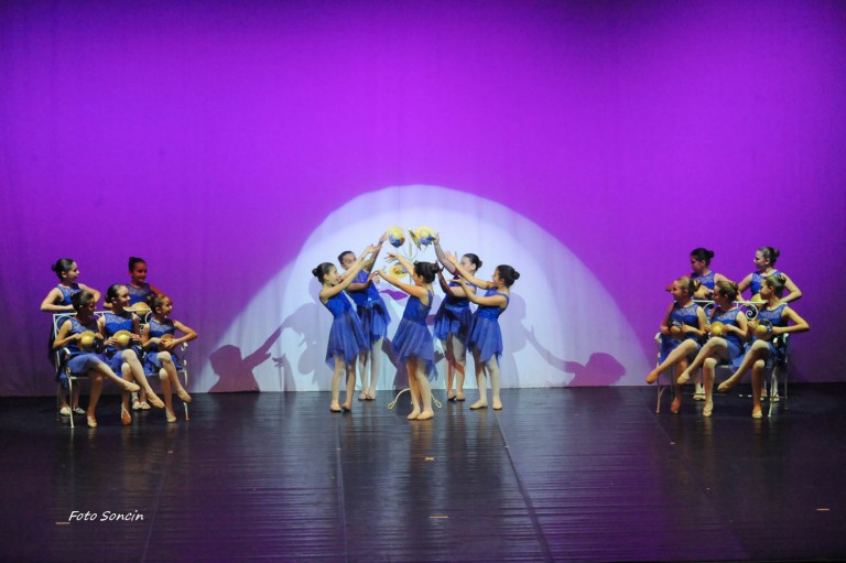 Allievi della scuola di danza durante un musical