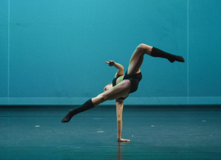 Noemi Calzavara sul palco durante lo spettacolo di danza