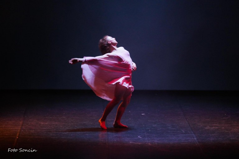 Noemi Calzavara sul palco durante lo spettacolo di danza