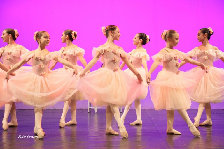 Ballerina durante spettacolo di danza 'Paris Paris Paris'