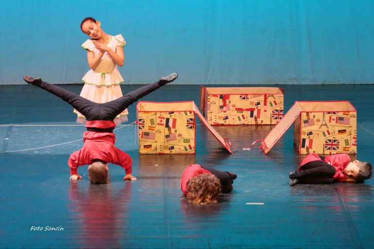 Ragazzi che si esibiscono sul palco durante uno spettacolo di danza