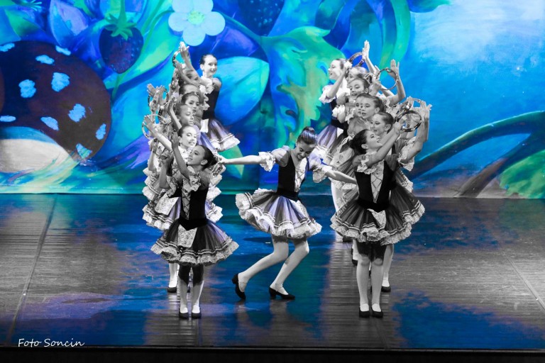 Ballerine che ballano la tarantella sul paco