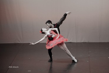 Ballerini che si esibiscono in 'Don Quixotte Pas De Deux'