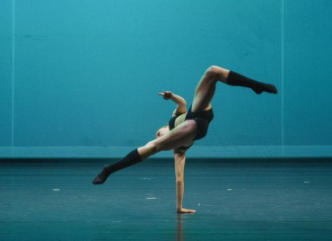 Noemi Calzavara sul palco durante lo spettacolo di danza