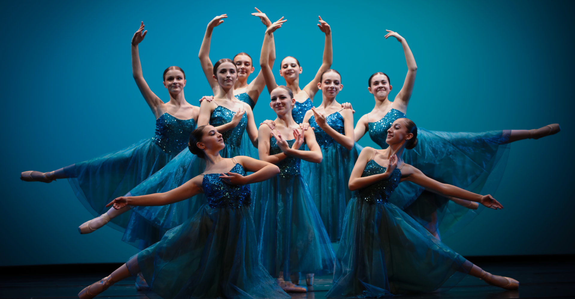 Allieve della scuola di danza durante una lezione di danza classica accedemica