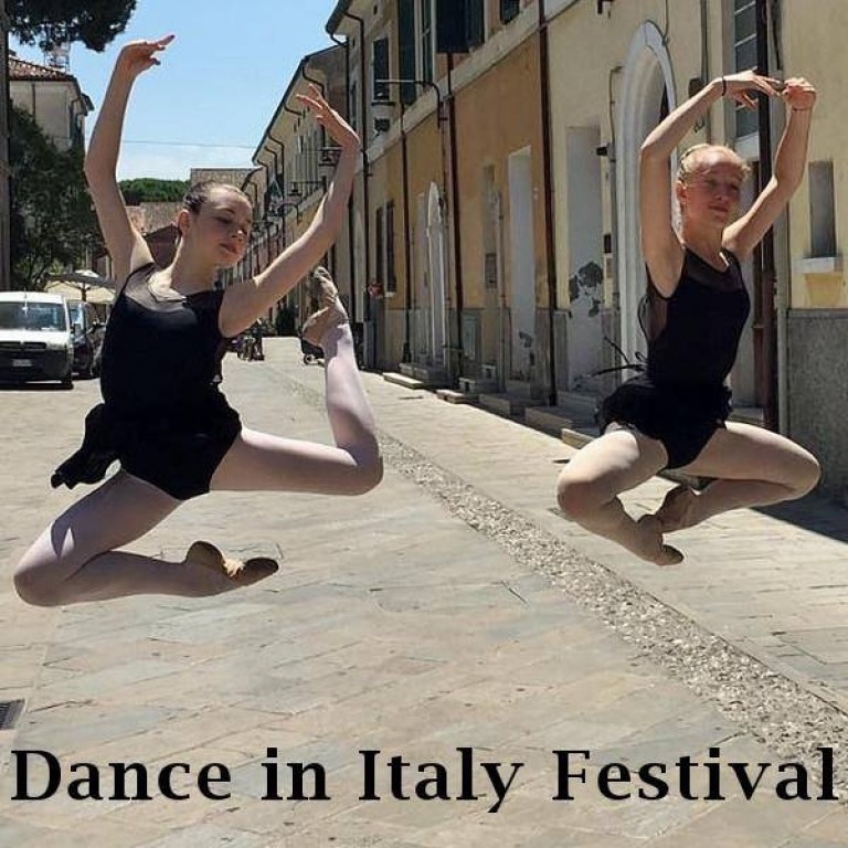 Ballerine di danza classica negli scorci di Cervia